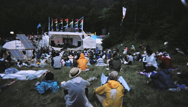 ホワイト・ステージとフィールド・オブ・ヘブンの間にあるアバロン・フィールドのステージ。小規模な編成でのライブをやっています。左に見えるのは太陽発電設備です。このステージの電源は太陽発電と風力発電です。