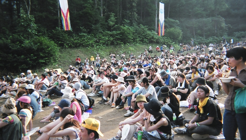 ジプシー・アバロンは全体に傾斜がかかっているのでどの場所からでも見やすいステージです。基本的に座って見ます。