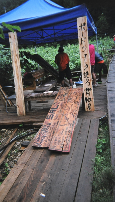 ボードウォークに使われるボードはメッセージを書き込むことができます。そのボードが実際に使用され、ボードウォークの一部になります。1枚1000円で、すでにオレンジ・コートへのボードウォークにもいろいろなメッセージが書き込まれたボードを見ることができます。