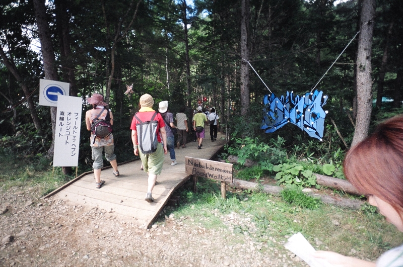 ホワイト・ステージに出る直前に、オレンジ・コート、フィールド・オブ・ヘブンへの直行ルート「ボードウォーク」があります。ホワイト・ステージ手前から入る一方通行です。途中にはアーティスト制作のオブジェがあります。