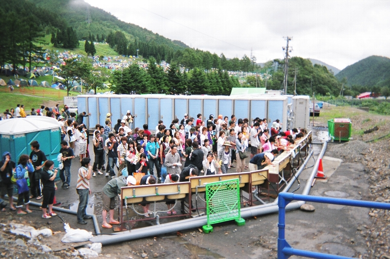 キャンプサイトの朝の風景。歯を磨きながら洗面所にならんでいます。 