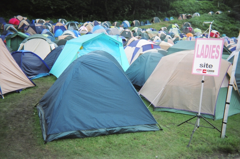 入り口に最も近いレディース・サイト。ここにテントを張るのは、キャンパーが女性のみであることが条件。グループの中に男性が1人でも混じっていれば一般サイトにテントを張らなければいけません。女性のみのグループでも一般サイトにテントを張ることは可能。レディース・サイトはすぐ場所がなくなるので、むしろ一般サイトにテントを張る確率が高いかもしれない。