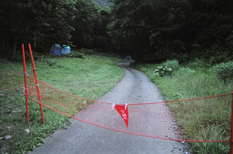 テントを張れる場所は網で仕切られていますが、外に張る人もいます。区域外にはらなくても、区域内に十分場所はあります。 