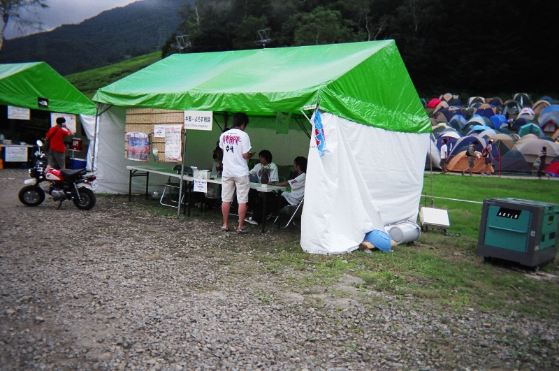 キャンプサイト入り口北側にあるフジロックフェスティバル公式の本部。ここも相談を受け付けています。