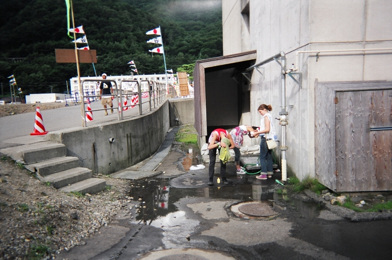 洗面所の道を挟んだ向かい側に蛇口が2つあります。ここで頭を洗う人はたくさんいます。