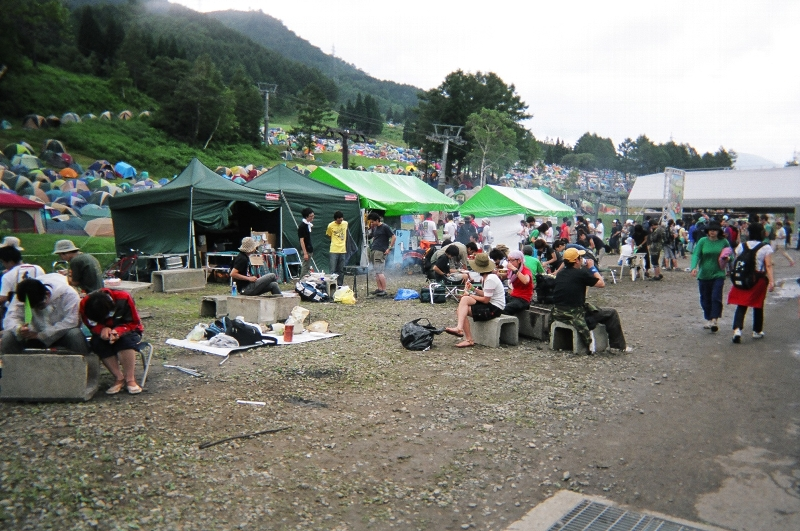 キャンプサイト南側にある「焚き火バー」。火をおこしてバーベキューをすることができるが、場所はそれほど広くありません。 