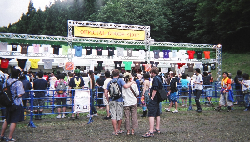 アーティスト・グッズ売り場。この売り場はグリーン・ステージとホワイト・ステージに出演するアーティストのグッズを売っています。フィールド・オブ・ヘブン、オレンジ・コートに出演するアーティストのグッズはフィールド・オブ・ヘブンで売っているのでここにはありません。また、フジロックフェスティバルの公式グッズもガイドブック以外は売っていません。場外ショップエリアで売っています。人気アーティストのTシャツはすぐ売り切れます。女性向けサイズも数が少ないためすぐ売り切れます。