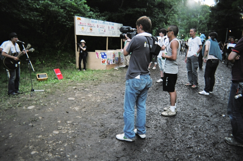 途中で路上ライブ。ビデオカメラが複数あるところを見ると、何かのイベントだと推測されます。主催者から許可を得ていると思われるので、誰でも勝手にできるわけではないでしょう。