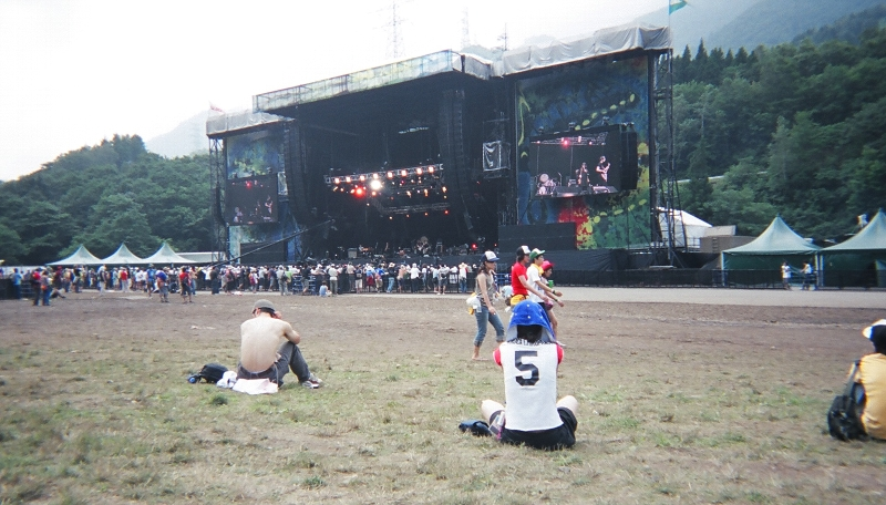 ステージ近くになるとレジャーシートも禁止されます。人気アーティストの場合、このあたりは人で埋まります。