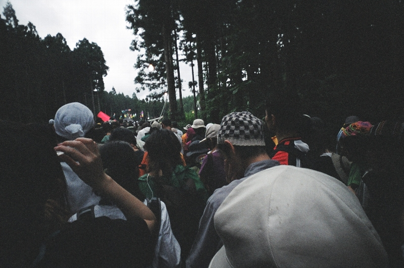 オレンジ・コートからフィールド・オブ・ヘブンへ向かう行列。04年になって若干道が広くなりました。