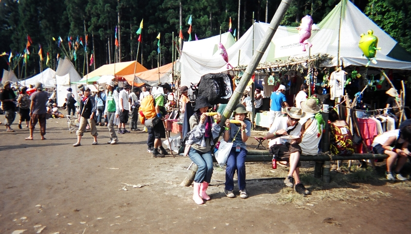 ステージ後方には物販店が多く並びますが、どの店も自然、手作り、環境保護、異文化尊重のイメージで統一されています。グリーン・ステージとホワイト・ステージはロックの楽しさ、激しさ、華やかさを、フィールド・オブ・ヘブンは音楽の深さ、安らぎを提供します。