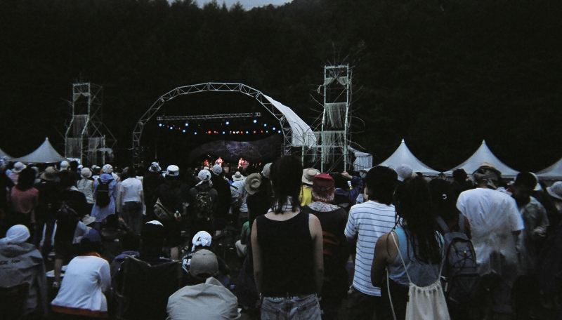 フィールド・オブ・ヘブンは意図的に会場を暗くしているかのようです。 