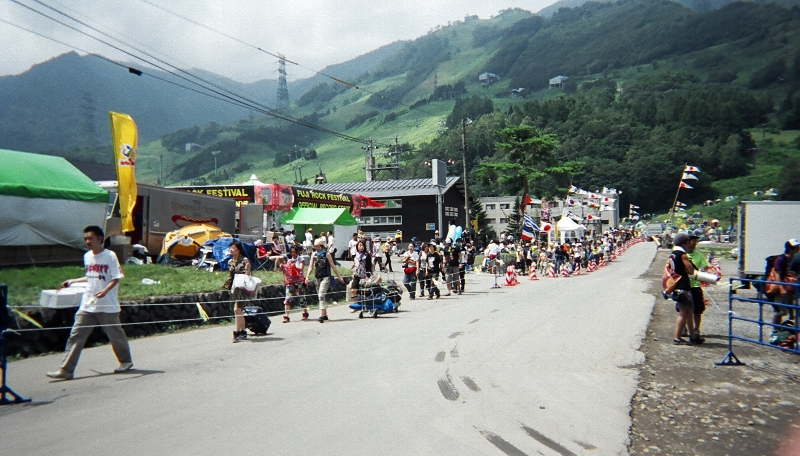 キャンプサイトと入場ゲートの間の道路。キャンプをする人はみんなここを通って入場ゲートに向かいます。