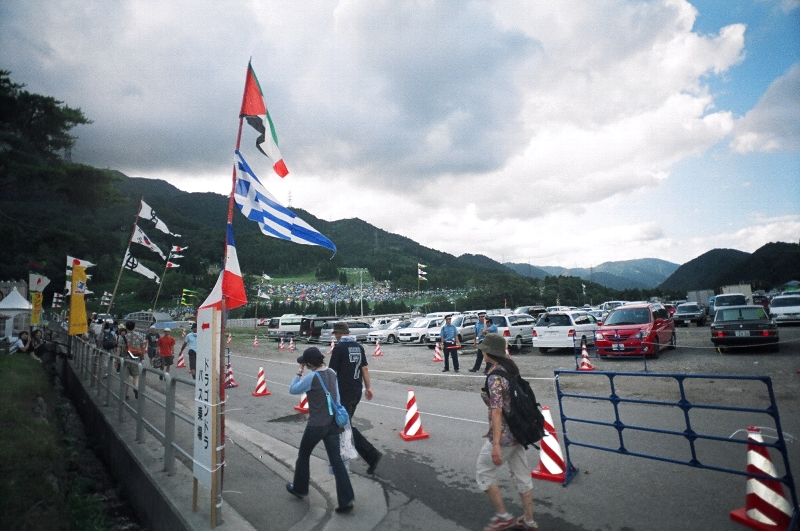 04年はアテネ・オリンピックが開催されたのでギリシャの国旗もありました。 