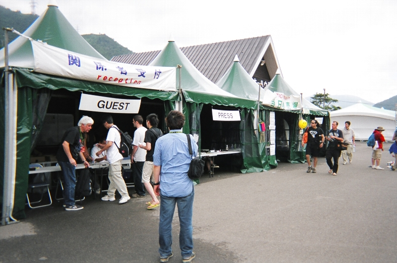 リストバンド交換所のとなりにある関係者用受付。そのとなりが報道関係者用受付。そのとなりが当日券売り場。