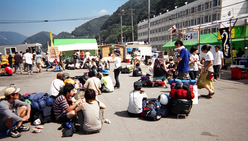 帰宅前、荷物をまとめて休憩する人々。 