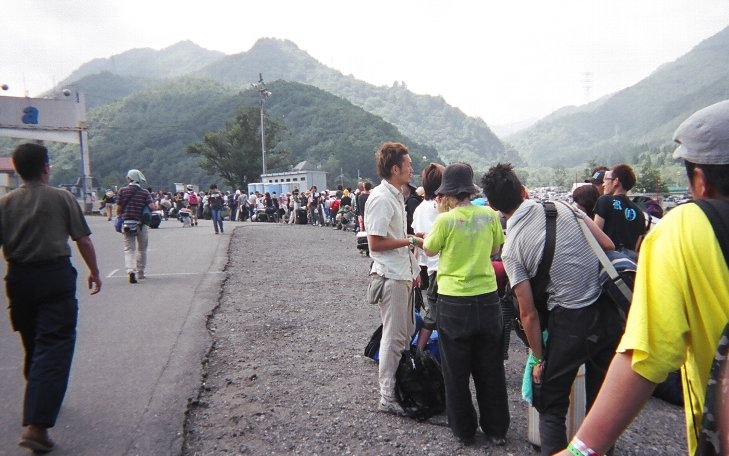 最終日の翌日、路線バスを待つ長い行列。数百メートルはあります。この行列のためのトイレが設置されているのが見えます。