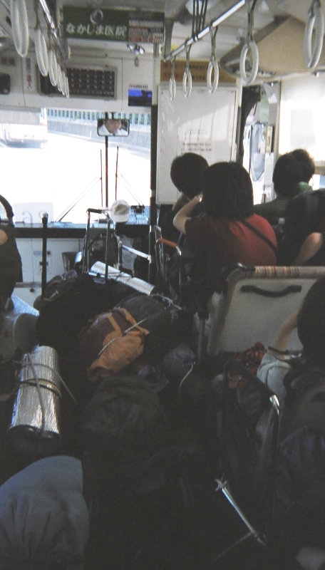 路線バスの中。通路に大量の荷物を置くので、立って乗ることは難しく、必然的に乗車効率も悪くなります。