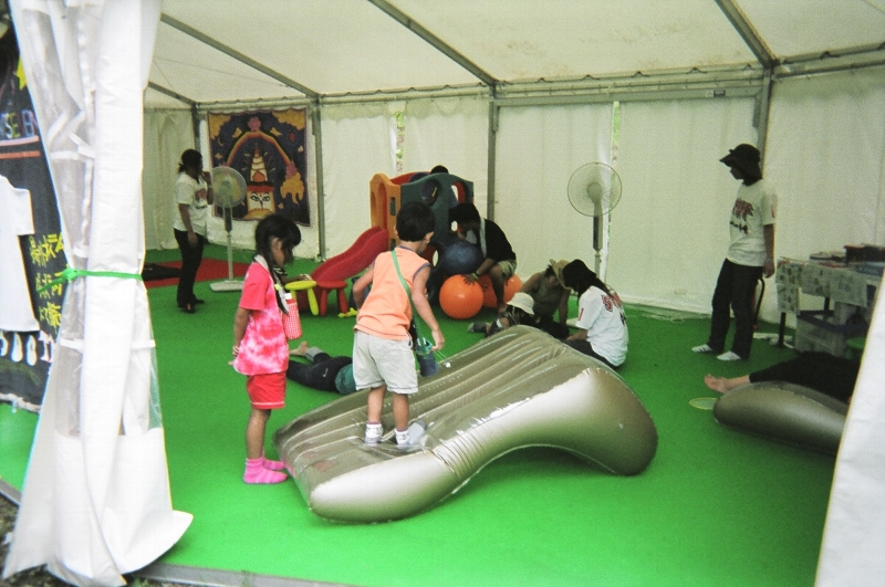 室内遊具もあり、スタッフが子どもの世話をします。 