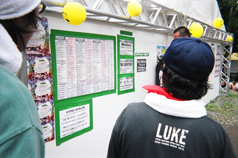 総合案内所の壁にある公演関係の告知板。 