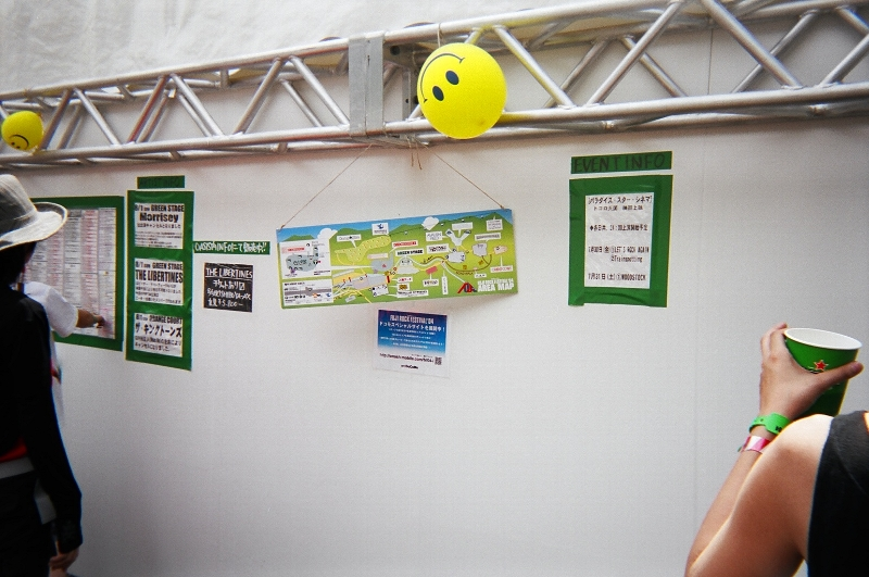 ところ天国で上映される映画の時間、前夜祭に出演するアーティストの名前と時間もここで公表されます。本公演のグリーン・ステージに出演するようなアーティストが前夜祭のレッド・マーキーに出演することもあります。前夜祭の出演アーティストはもちろん当日の直前発表です。