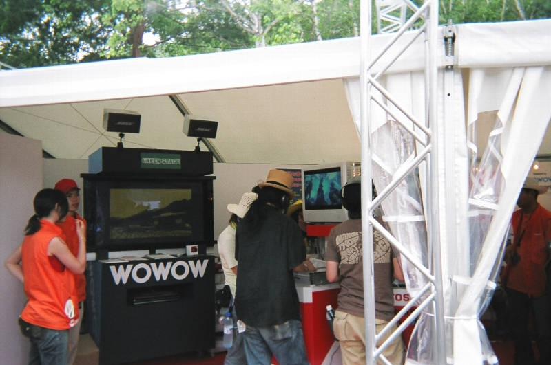 グリーン・ステージ、ホワイト・ステージ、フィールド・オブ・ヘブン、オレンジ・コート、レッド・マーキーをリアル・タイムで見ることもできます。このブースの前にはいす、机が置いてあり、食事をしながら見ることもできます。ただし、どのステージを見るかを選ぶことはできません。