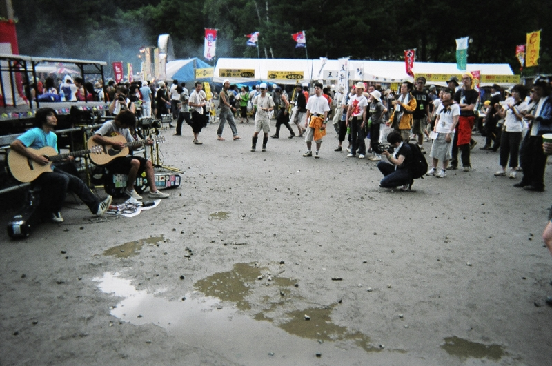 ラジオ番組のコンテストで勝ち抜き、フジロックフェスティバルでの演奏権を得たというギター・デュオ。