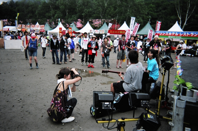 機材、カメラマン、グループを宣伝する広報担当者もちゃんといました。 