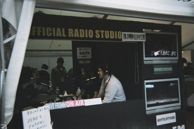 フジロックフェスティバルの公式ラジオ、インターFMのブース。フジロックフェスティバルに出演するアーティストがゲストに招かれます。生放送です。写真はシクスのボーカル。デス声の出し方を話していました。デス声はすごい音圧でした。写真を見るとゲストに招かれるアーティストは分かるようです。