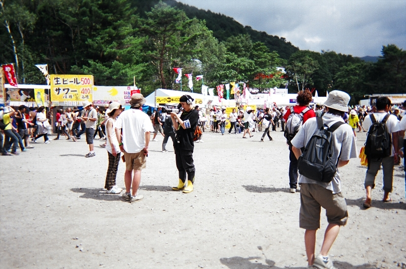 テレビの取材を受ける人。 