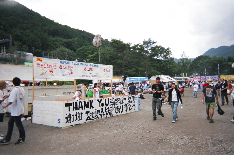 会場内はすべてごみを分別しなければなりません。ペットボトルはキャップと容器とラベルをすべて別々にします。