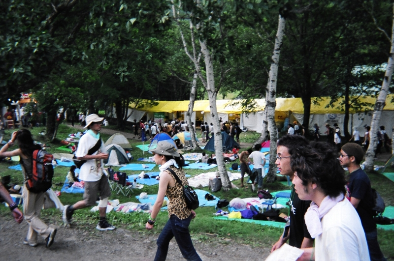 苗場食堂、総合案内所の裏。ここも休憩拠点。食事どころに最も近いという点ではいい場所かもしれない。