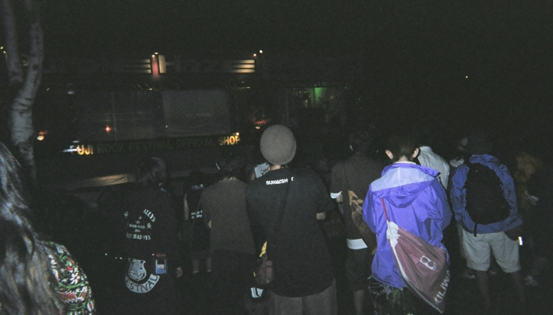 夜のパープル・ヘイズ。緑色に光っているところがDJブース。 