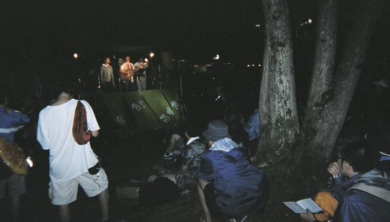 苗場食堂の座敷は一時的にステージと化します。忌野清志郎がゲリラ・ライブをやったことがあるそうです。