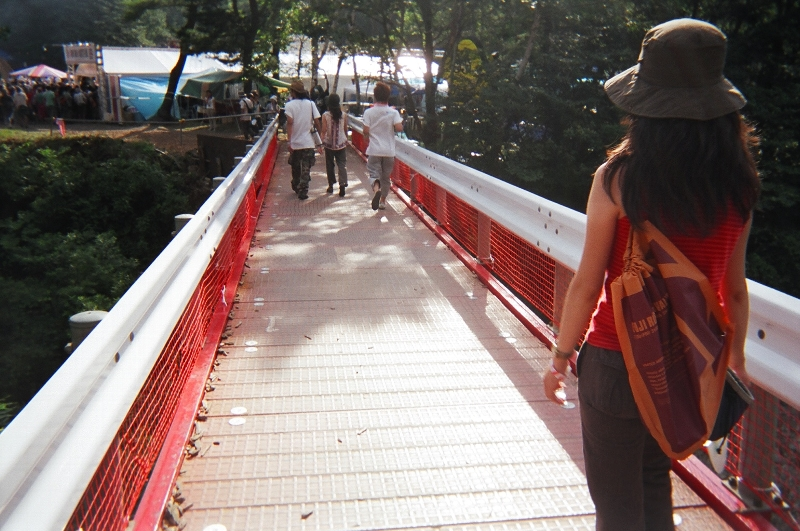 04年に新たにできたトイレとオアシスの間の橋。一度グリーン・ステージ方向へ行く必要がなくなりました。