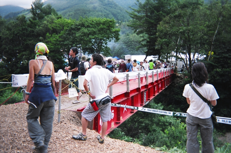 かなり頑丈そうに見えます。手前からオアシスへの一方通行です。 