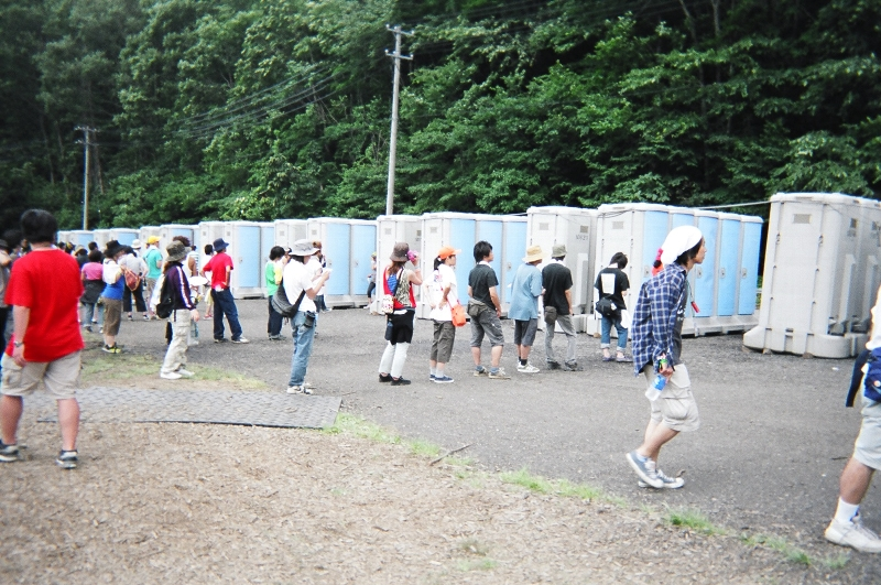 最も多く利用されるトイレ。ここだけで100基くらいあります。グリーン・ステージの各アーティスト公演終了後は混雑します。