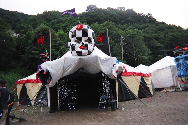 ルーキー・ア・ゴー・ゴーの反対側にあるテント。 