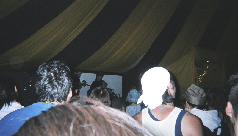 夜はテントの中でラテン・バンドが演奏していました。 