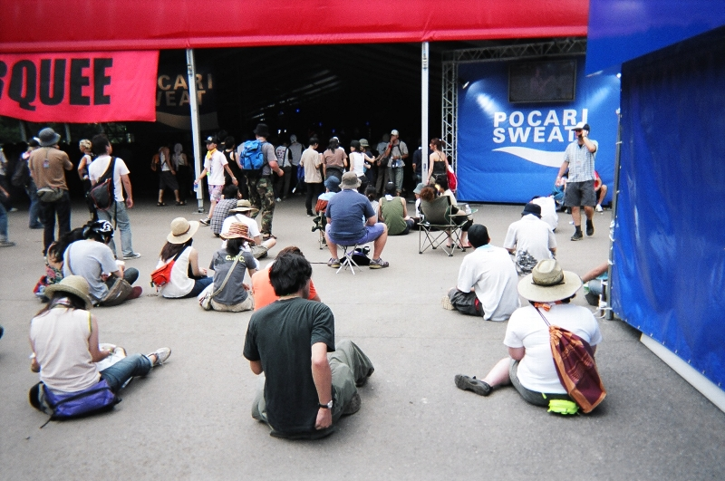 レッド・マーキーの右側。 