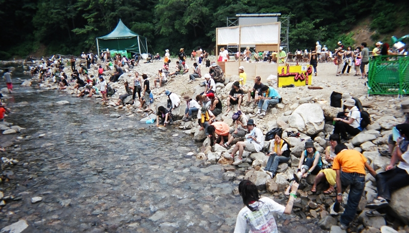 浅貝川で涼をとる人。 下流側。この川はやがて信濃川に合流します。