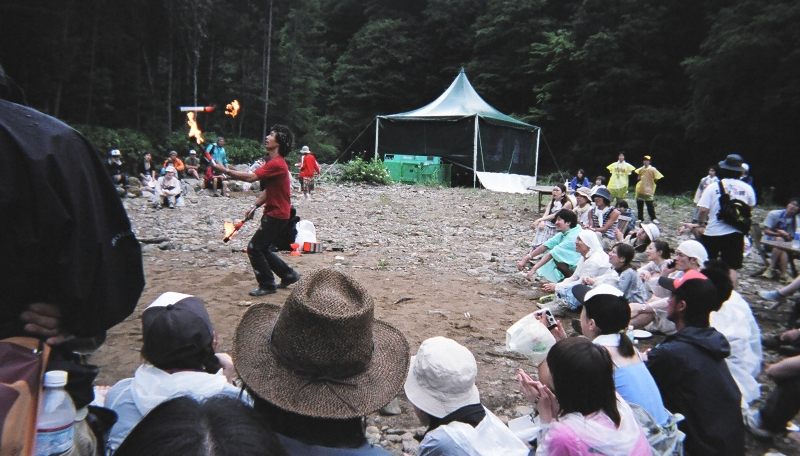 ところ天国で大道芸をする人。フジロックフェスティバルでは、このような大道芸人がよくパフォーマンスをしています。オアシスのやぐら前でもやっている人がいます。