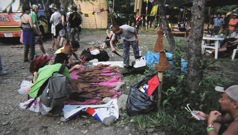 会場内で目立つ三角帽子はところ天国で売られています。2000円です。 