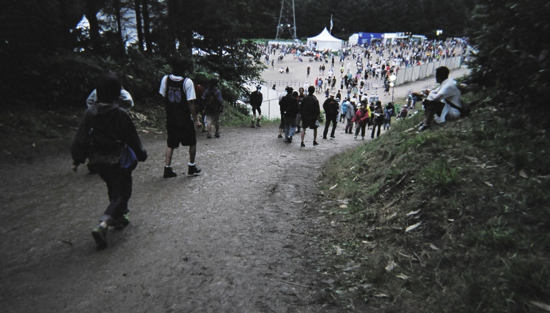 アバロン・フィールド側から。雨が降るとかなり滑りやすい坂。 