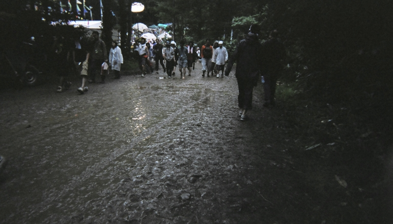 泥の道。会場内はこうした場所が少なくないので、靴は考えてはく必要があります。 