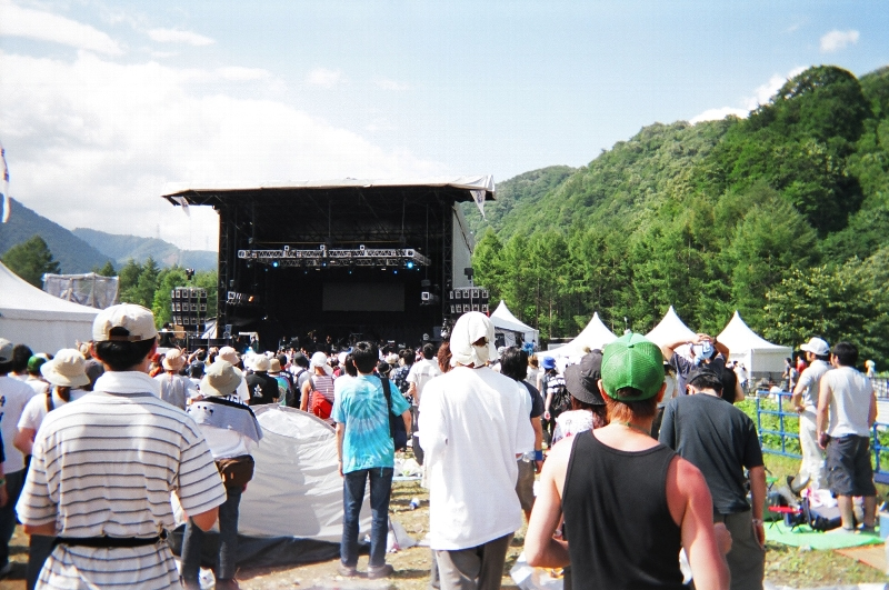 ホワイト・ステージ。グリーン・ステージとの違いは大型ビジョンがないこと、タープを張れる場所がほとんどないこと。人気アーティストの場合、入場制限が行われます。