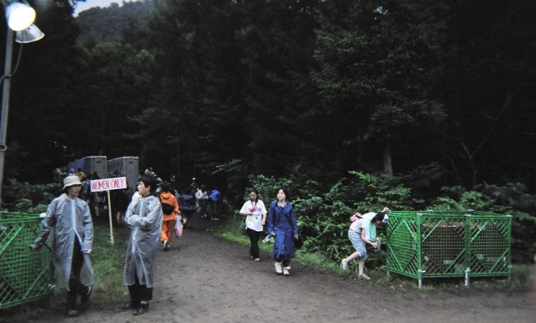 ホワイト・ステージのトイレは、会場内で唯一、男女別になっています。男性用はところ天国側、女性用はステージのほぼ真後ろにあります。