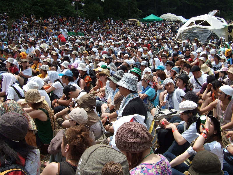 観客が多いときの混み具合。写真はポカ・スカ・ジャン登場前。ポカ・スカ・ジャンは04年の初登場時、はやくもアバロン・フィールドの観客動員記録を塗り替えたそうです。今回も奥の方まで人が詰まっていました。