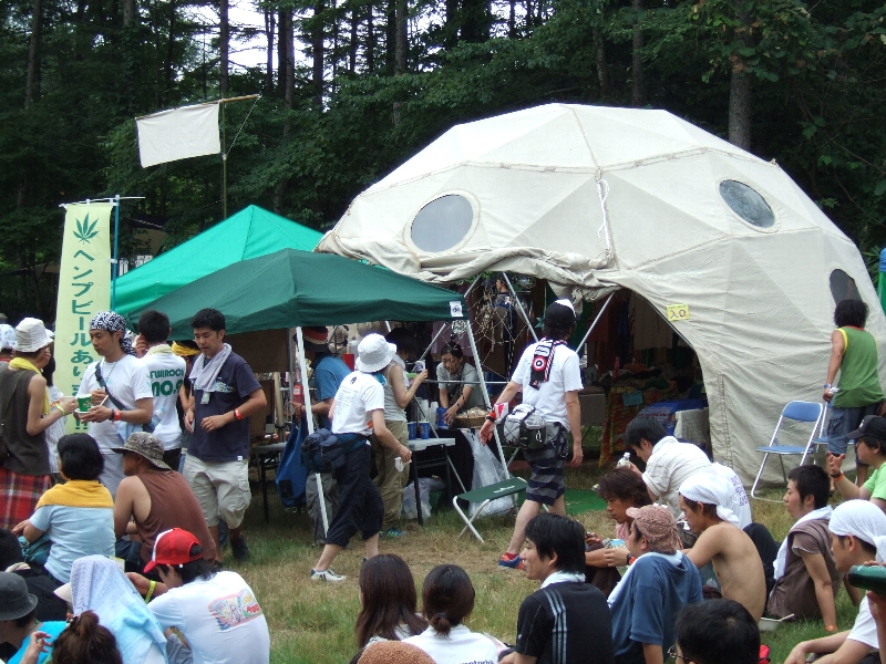 NGOビレッジではなくステージ側にあるヘンプ・ドーム。
