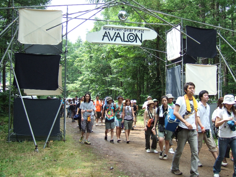 アバロン・フィールドの入り口。今年から名前が変わりました。夜になると上のミラーボールが風に揺れ、足元も揺れているように見えます。